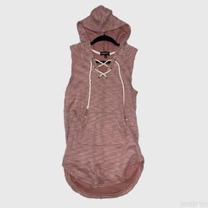 Sleeveless shirt w/ hoodie